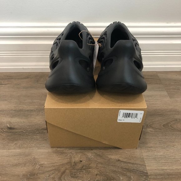 Yeezy Foam RNR Onyx - Picture 4 of 8